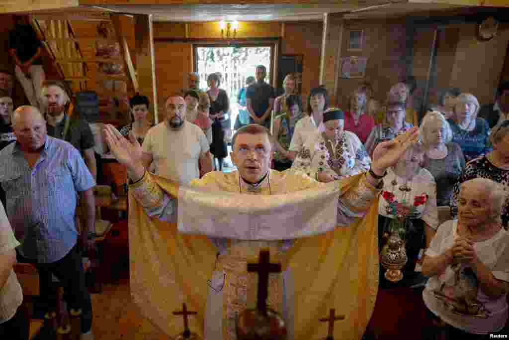 A Ukrainian Greek-Catholic priest says mass in a Russian-occupied part of the Zaporizhzhya region.