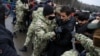 Білоруські прикордонники намагаються контролювати натовп мігрантів у транспортно-логістичному центрі біля кордону з Польщею, 21 листопада 2021 року