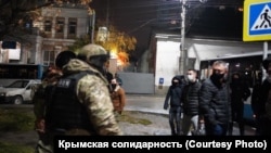 Акмәчеттә кырымтатарларны тоткарлау, архив фотосы