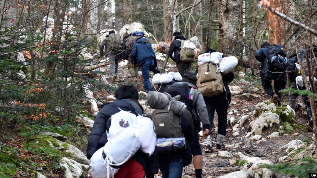 Migranti na granici između BiH i Hrvatske nano napuštanja improvizovanog kampa "Vučjak", 8. december 2019.  