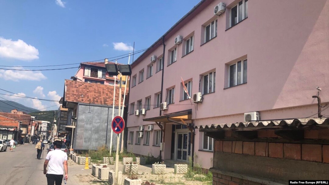 Sporna zgrada u kojoj deluju četiri institucije Srbije, naselje Bošnjačka mahala u Severnoj Mitrovici, 23. avgust 2023.