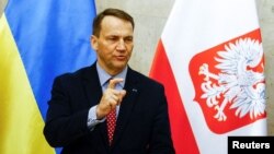 Уряд Польщі запропонував Україні міжурядову позику на понад 100 млн євро для закупівлі і ремонту польської техніки, каже Радослав Сікорськиий