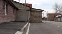 Գյումրիում տունը հայտնվել է փողոցի մեջտեղում, փողոցն էլ՝ ասֆալտապատվել. քաղաքապետարանից պարզաբանում են