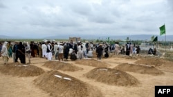 په بغلان کې د سېلابونو له کبله د مړو شویو د خاورو ته د سپارلو له مراسمو یو انځور