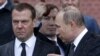 Експерезидент РФ Дмитро Медведєв (л) і лідер РФ Володимир Путін, архівне фото, 2017 рік