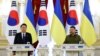 Президент України Володимир Зеленський і президент Південної Кореї Юн Сок Йоль (ліворуч). Київ, 15 липня 2023 року
