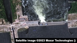 Супутникове зображення Maxar technology показує Каховську ГЕС 5 червня 2023 року, яку контролювали російські військові. 6 червня греблю ГЕС було зруйновано
