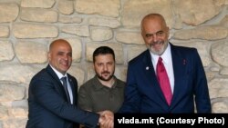 Gazda summitului de la Tirana, premierul albanez Edi Rama (dreapta), strângându-i mâna președintelui ucrainean Volodimir Zelenski și premierului macedonean Dimitar Kovacevski, în timpul sumitului CPE din R. Moldova, din 2023