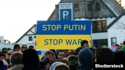 Під час акції протесту в столиці Ісландії у день повномасштабного вторгнення Росії до України. Рейк’явік, 24 лютого 2022 року