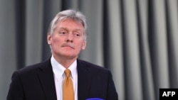 Як повідомило російське державне агентство новин ТАСС, речник Кремля Дмитро Пєсков відніс публікацію Wall Street Journal «до жанру pulp fiction – «бульварного чтива»