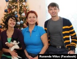 Roman Vitiuc (dreapta), mama sa (centru) și sora (stânga).