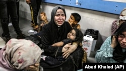 2023-nji ýylyň 17-nji oktýabrynda Gaza şäherindäki Al-Şifa keselhanasynda ýaralanan palestinalylar.
