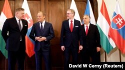 Зліва направо: прем’єр-міністри Словаччини Роберт Фіцо, Польщі Дональд Туск, Чехії Петр Фіала та Угорщини Віктор Орбан під час саміту країн Вишеградської групи (V4). Прага, 27 лютого 2024 року