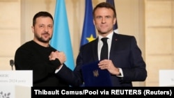 Президент України Володимир Зеленський і президент Франції Емманюель Макрон (праворуч). Париж, 16 лютого 2024 року (фото ілюстративне)