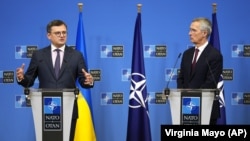 Дмитро Кулеба (ліворуч) і Єнс Столтенберґ на зустрічі в Брюсселі, лютий 2023 року