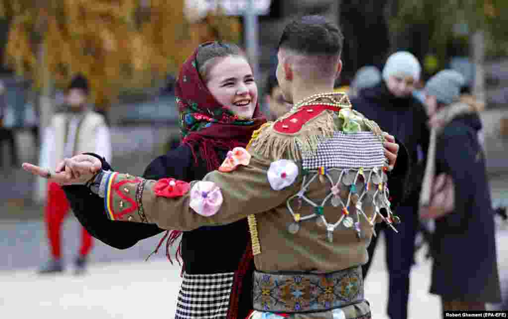 Молодая пара танцует во время фестиваля