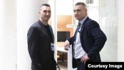 Wladimir Klitschko (left) and Vitali Klitschko