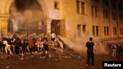 Протестувальники пробиваються до парламенту Грузії, поліція застосовує водомети, 1 травня 2024 року