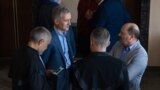 Юрий Лянкэ и Валериу Лазэр с адвокатами в коридоре суда Буюкан.