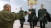 Прызыўнікі Растоўскай вобласьці падчас прымеркі формы ў зборным пункце вайсковага камісарыяту перад адпраўкай да месцаў службы. Горад Батайск Растоўскай вобласьці, 2024. Ілюстрацыйнае фота. 