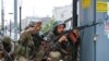 Байцы ПВК &laquo;Вагнэр&raquo; у расейскім Растове-на-Доне каля штабу Паўднёвай вайсковай акругі, 24 чэрвеня 2023 г.