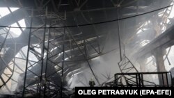 Рятувальники працюють на місці російського удару в Києві, 29 грудня 2023 року
