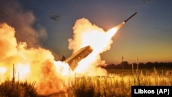 Українські військові відбивають російські атаки на лівобережжі Дніпра, а також вразили склад матеріально-технічних засобів сил РФ, кажуть у Генштабі ЗСУ