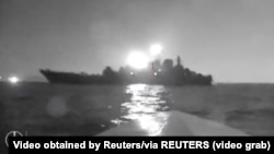 Скріншот із відео, поширеного 4 серпня 2023 року. На відео, як стверджують, морський дрон (безекіпажний-катер) наближається до російського десантного корабля «Оленьогірський гірник»