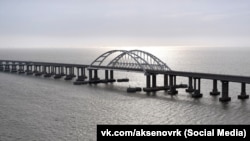 За словами Дмитра Плетенчука, Керченський міст не витримує логістичне навантаження, а тому у Росії змушені шукати альтернативи