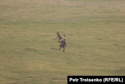 Охотник с беркутом в руках. Алматинская область, 13 октября 2023 года