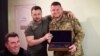 Президент України Володимир Зеленський, головнокомандувач ЗСУ Валерій Залужний (праворуч), який отримав від глава держави нагородну зброю, і секретар РНБО Олексій Данілов (ліворуч). Дніпро, 27 липня 2023 року