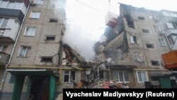 Російські війська фактично щодня обстрілюють населені пункти Сумської області з різних видів озброєння. На фото: наслідки удару Росії по Сумах, березень 2024 року