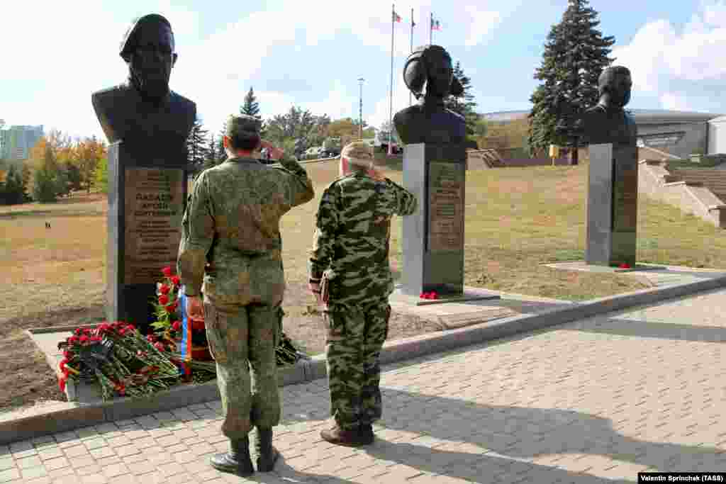 В Донецке установлено множество мемориалов убитым лидерам пророссийских сепаратистов. На этом снимке, сделанном в октябре 2020 года, солдаты армии самопровозглашенной "ДНР" стоят у мемориала Арсению Павлову на "Аллее героев" в Донецке. Справа от мемориала Павлова установлены памятники Михаилу Толстых и певцу Иосифу Кобзону, который поддерживал сепаратистское движение в Донбассе вплоть до своей смерти в 2018 году.