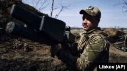 Український військовий з антидроновою гарматою на околиці Бахмуту Донецької області, 10 квітня 2023 року, ілюстративне фото
