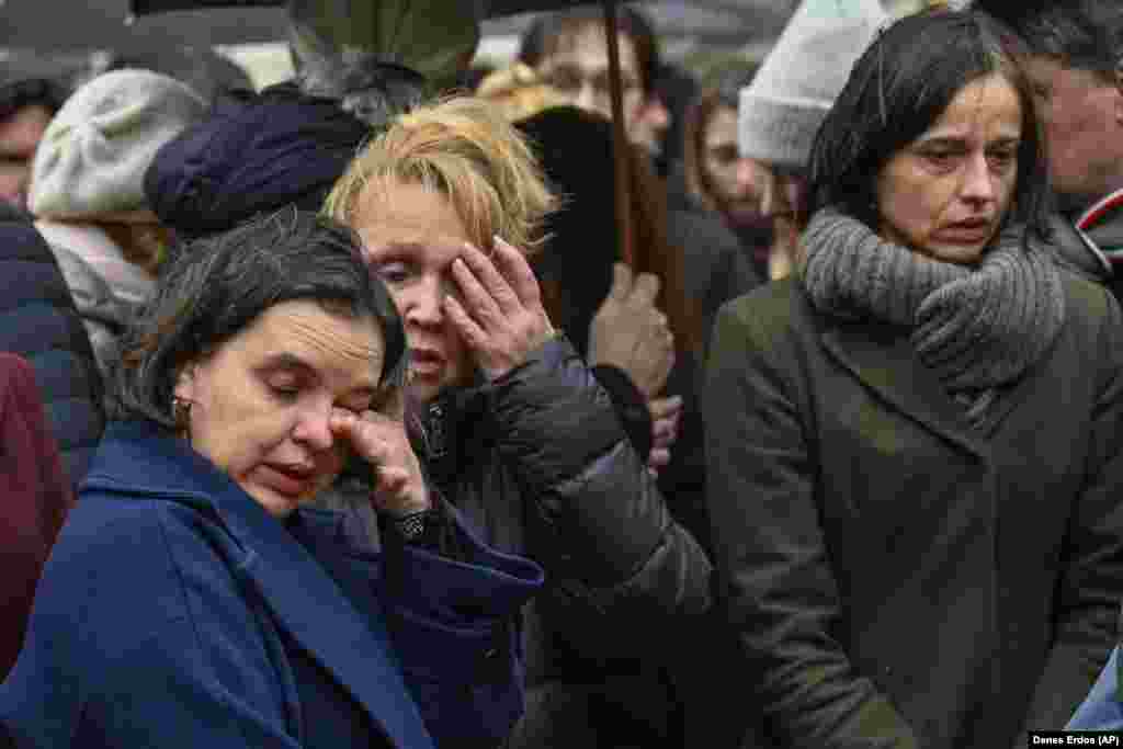 Люди, витираючи сльози, віддають шану загиблим у результаті стрілянини в університеті. Озброєний чоловік, який був студентом факультету мистецтв, відкрив стрілянину в будівлі факультету біля площі Яна Палаха, в районі історичного Старого міста Праги