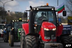 Болгарські фермери блокують рух транспорту через міст на Дунаї на кордоні з Румунією, протестуючи проти імпорту без мит українського зерна до ЄС. 29 березня 2023 року