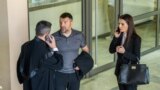 Евгения Гуцул с адвокатами Вадимом Банару (в мантии) и Серджиу Морару перед одним из заседаний суда.