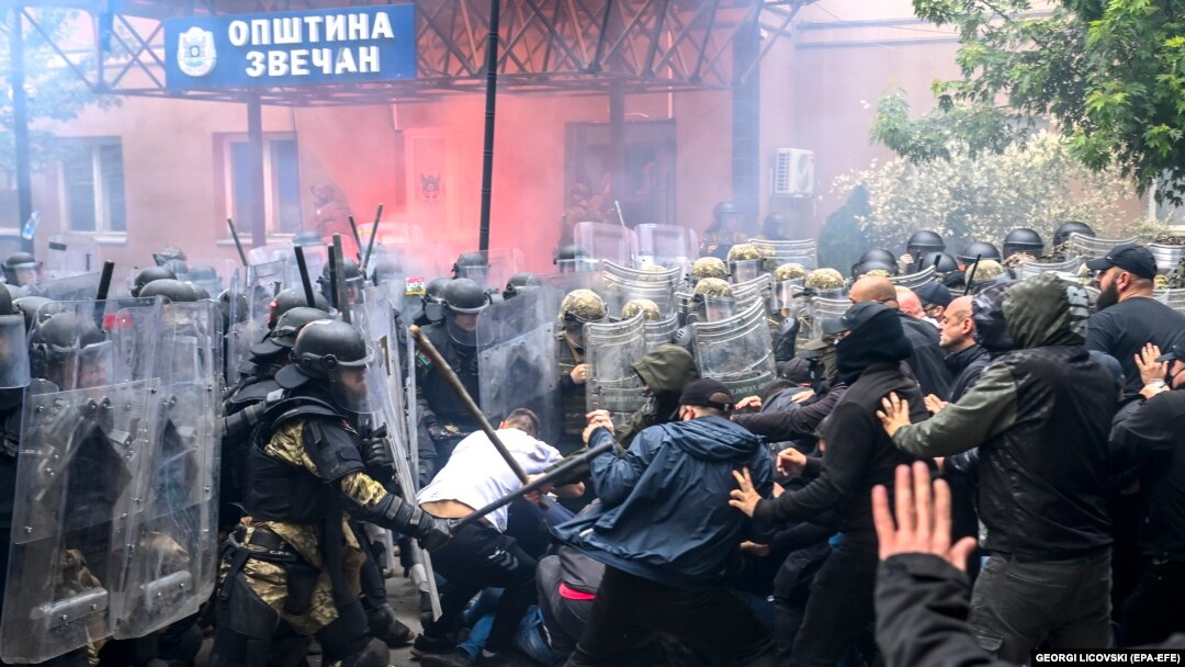Sukob lokalnih Srba i pripradnika KFOR-a ispred zgrade opštine u Zvečanu, na seeveru Kosova, 29. maja 2023.