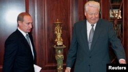 Russian President Boris Yeltsin (right) and Prime Minister Vladimir Putin at the Kremlin in September 1999.