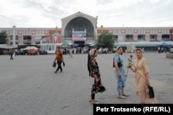 Pançşanbe bazarynyň öňündäki meýdan, Hojant, Täjigistan. 2024-nji ýylyň 14-nji iýuny.