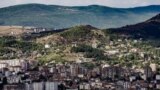 Fotografi nga arkivi e Mitrovicës së Veriut, e banuar me shumicë serbe.