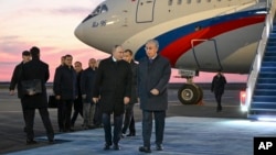 Gazagystanyň prezidenti Kasym-Žomart Tokaýew sapar bilen Astana gelen Russiýanyň prezidenti Wladimir Putini uçardan düşen ýerde garşylaýar. 2023-nji ýylyň 9-njy noýabry