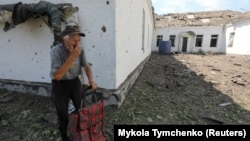 Місцевий житель біля пошкодженої російськими ударами школи в Миколаєві, 28 липня 2022 року