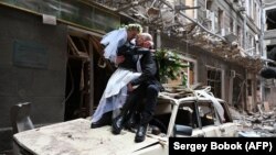 «Ми готові одружитися, навіть якщо над нашими головами летять ракети». «Весільний бум» на тлі війни (фотогалерея)