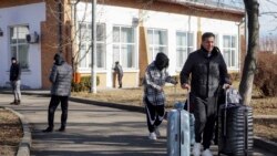 Državljani Ukrajine prelaze granicu sa Rumunijom na prelazu Siret, Sučava, 25. februar