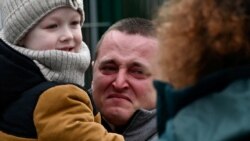 Muškarac u suzama dok drži dijete koje je sa majom došlo iz Ukrajine i prešlo slovačku granicu, Ubla, 25. februar