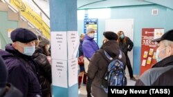 Kalinyingrád, Oroszország, február 24.: Emberek állnak sorban egy pénzváltónál