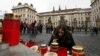 O fată aprinde lumânări la Castelul din Praga în timpul funeraliilor de stat ale fostului preşedinte ceh Vaclav Havel