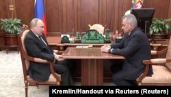 Президент Росії Володимир Путін (л) і міністр оборони РФ Сергій Шойгу