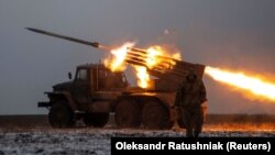 Українські військові ведуть вогонь з реактивної системи залпового вогню «Град» по російських позиціях на передовій поблизу Бахмуту на Донеччині, 15 січня 2023 року 